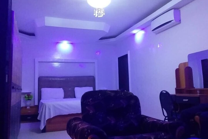 Room 17 of 28
