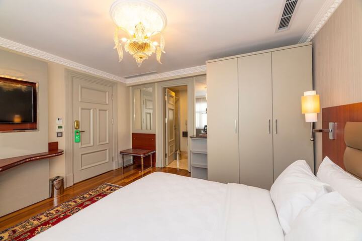 Room 33 of 102