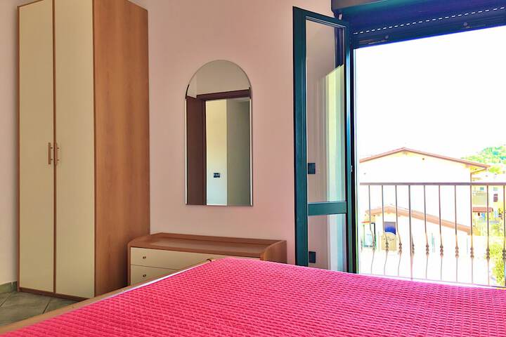 Room 4 of 212