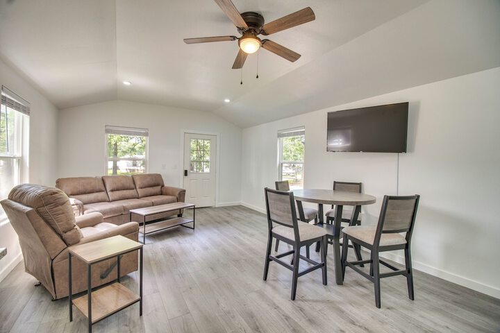 Walk to Lake: Cozy Grove Cabin w / Fire Pit