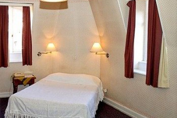 Room 4 of 9