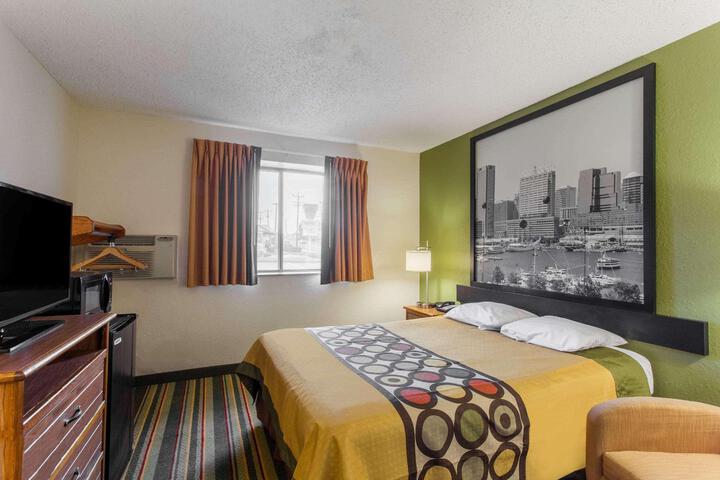 1 King Bed (2 of 7)