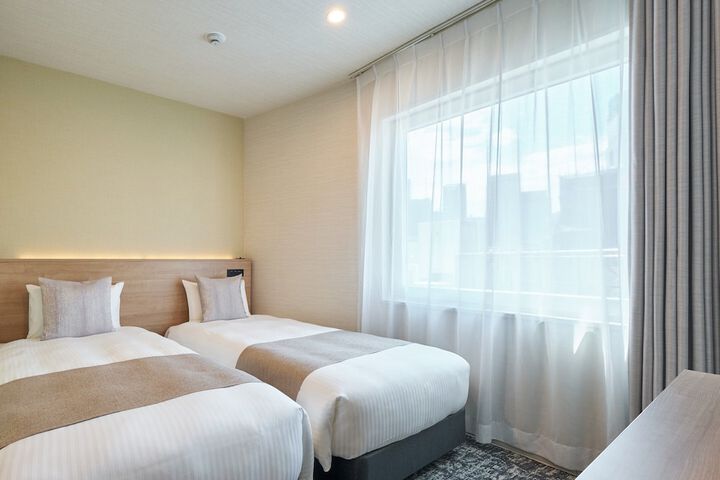 Room 10 of 28