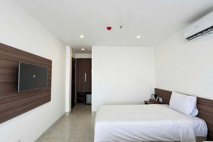 Room 10 of 32