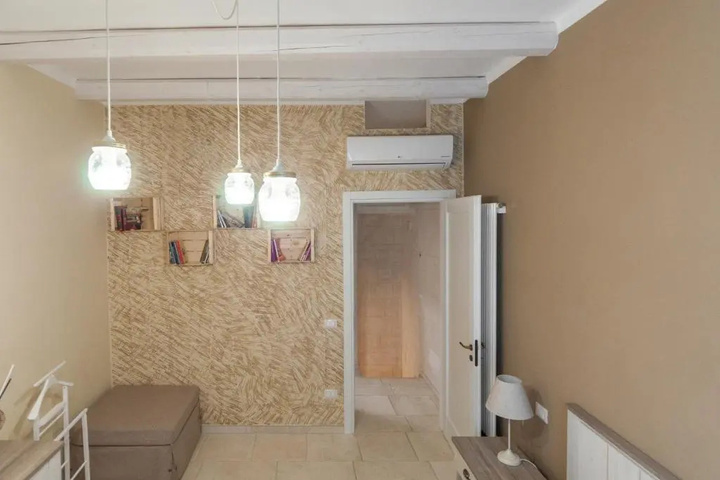 Room 4 of 6