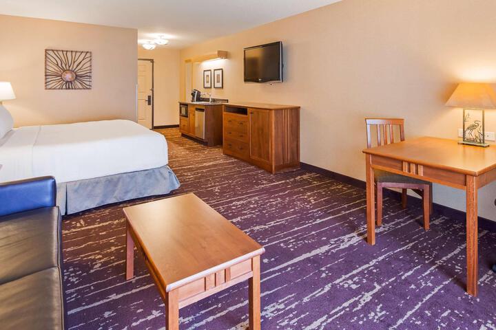 Accessible 1 King Communication Assistance Lake Front Kitchenette Microwave and Refrigerator Shower Only Full Breakfast (17 of 27)