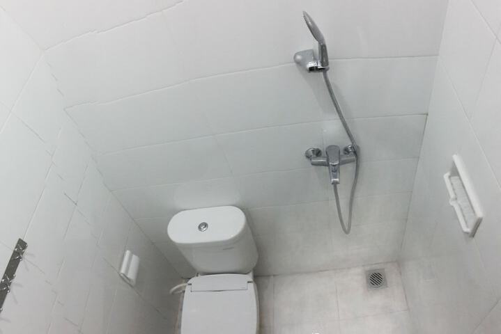 Room 8 of 16