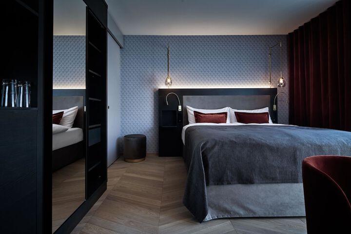 Room 42 of 102