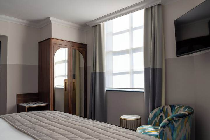 Room 40 of 143
