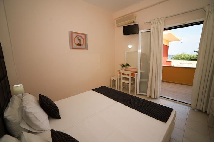 Room 13 of 37