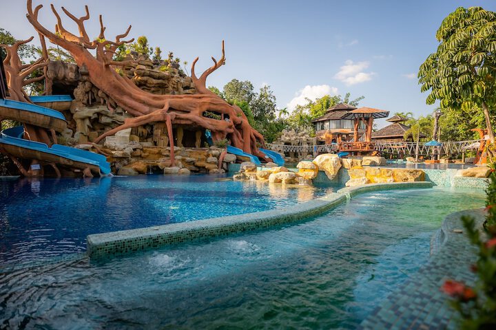 Hotel Pool