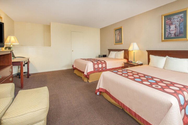 2 Double Beds (12 of 13)
