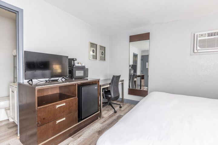 Premium King Bed (4 of 13)