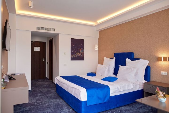 Room 10 of 42