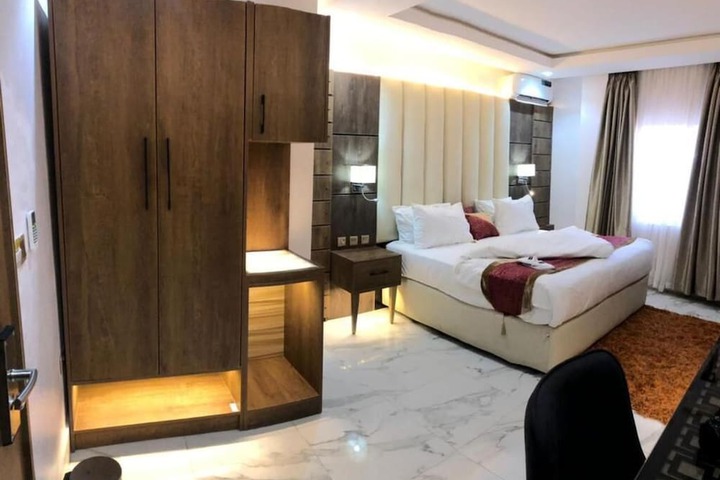 Room 6 of 33