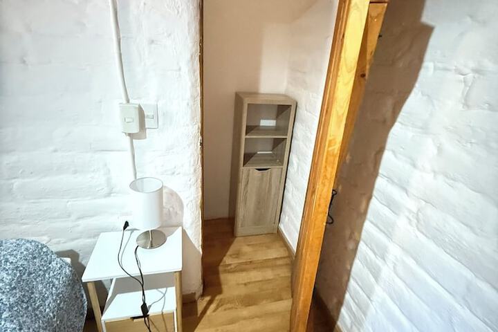 Room 6 of 150