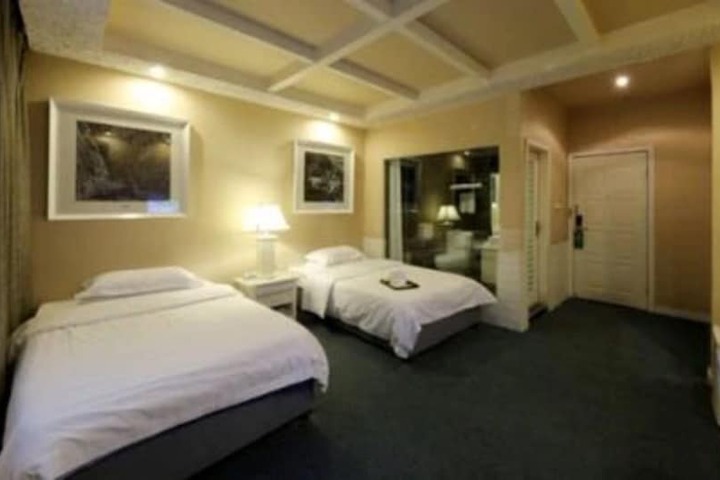 Room 28 of 65