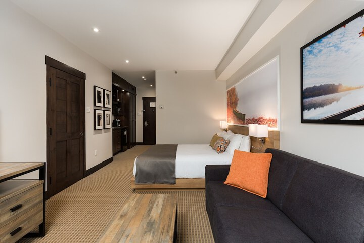 1 Queen Bed (10 of 13)