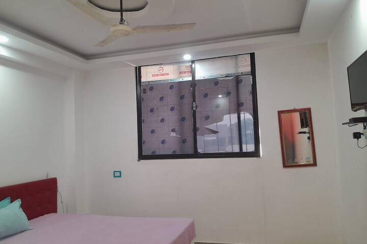 Room 4 of 9