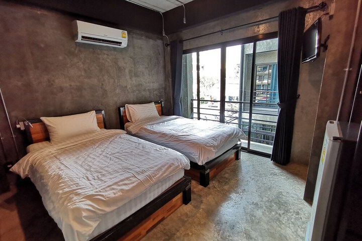 Room 6 of 33