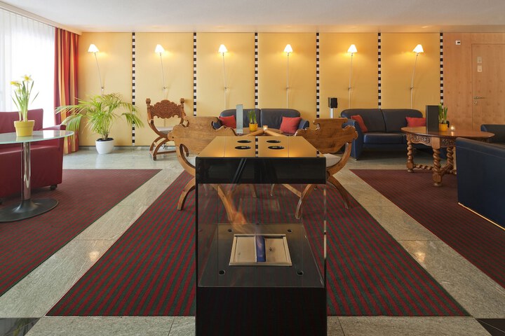 Lounge 87 of 120