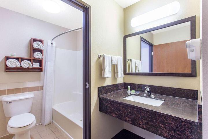 2 Queen Beds Mobility Accessible (3 of 12)