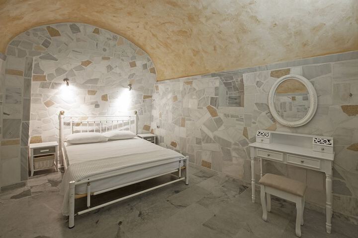 Room 13 of 33