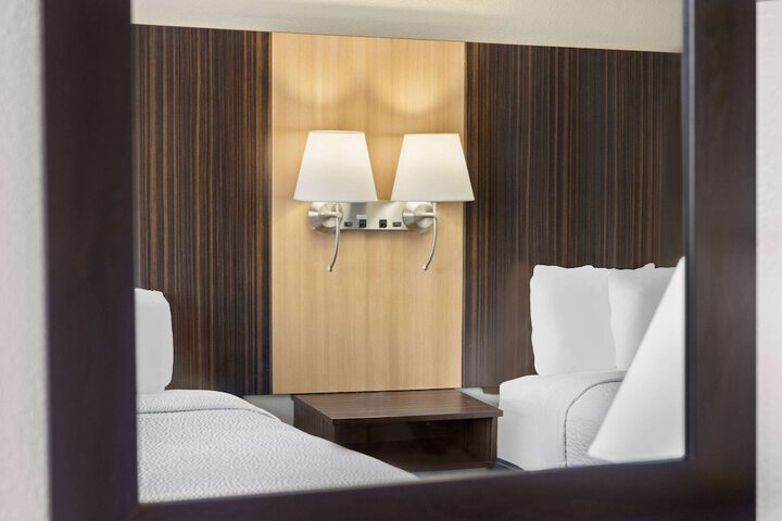 2 Queen Beds (1 of 6)