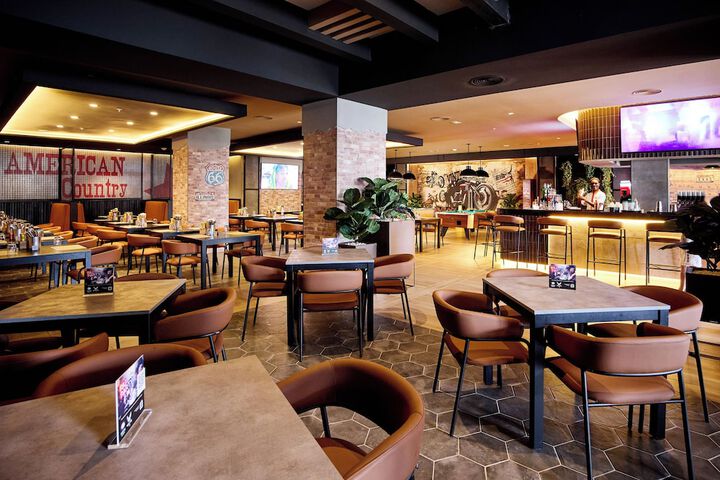 Lounge 77 of 97