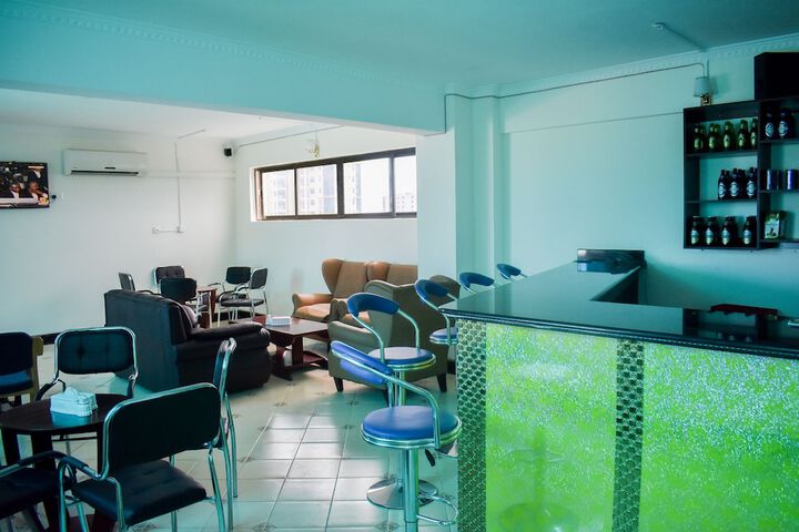 Lounge 31 of 37