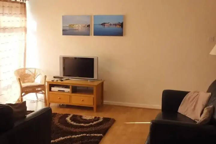 Room 5 of 12