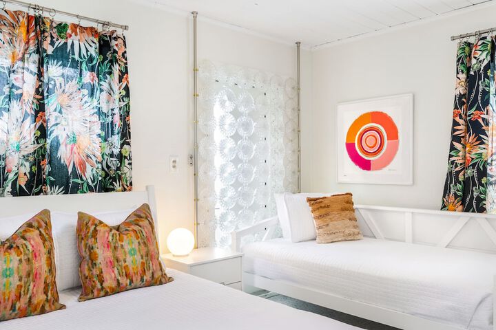 Room 34 of 142