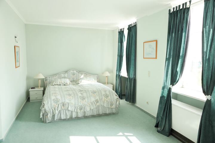 Room 8 of 28