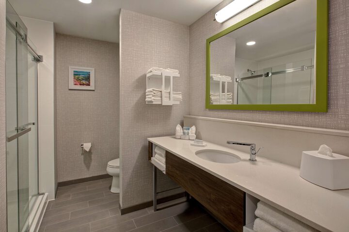 2 Queen Mobility Accessible with Tub (4 of 18)