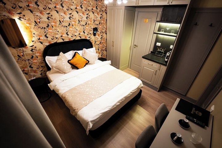 Room 11 of 32