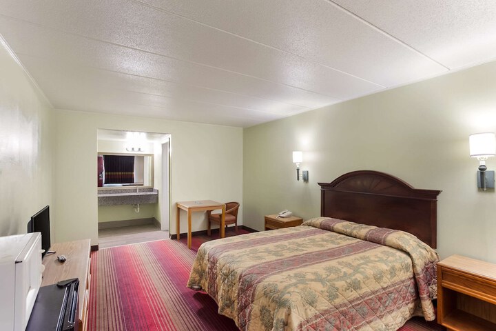 1 Queen Bed (1 of 10)