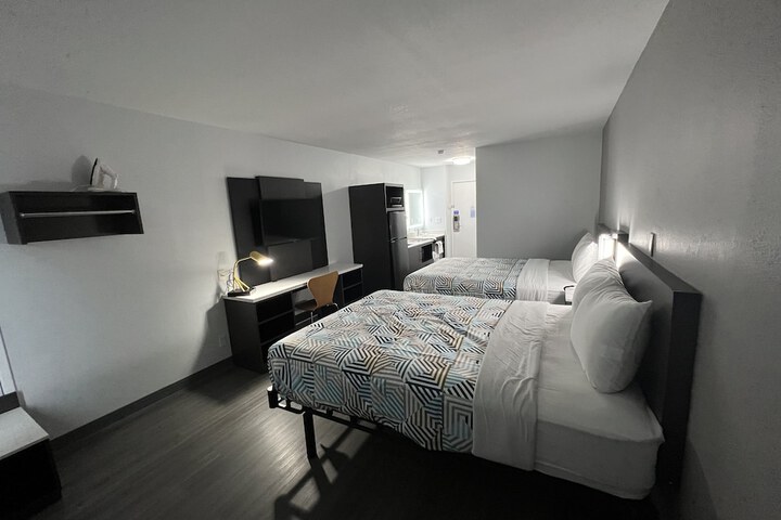 1 Queen Bed Kitchen (2 of 30)