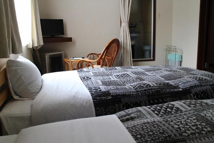Room 9 of 28