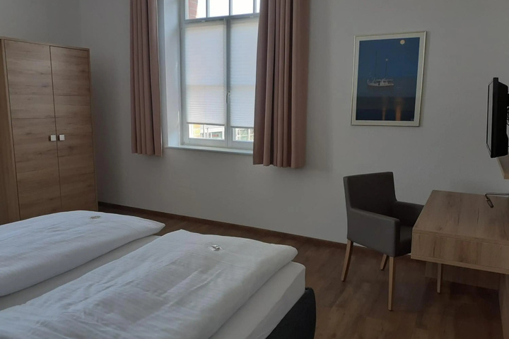 Room 4 of 9