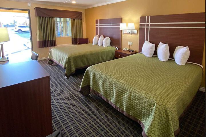 2 Queen Beds (12 of 18)