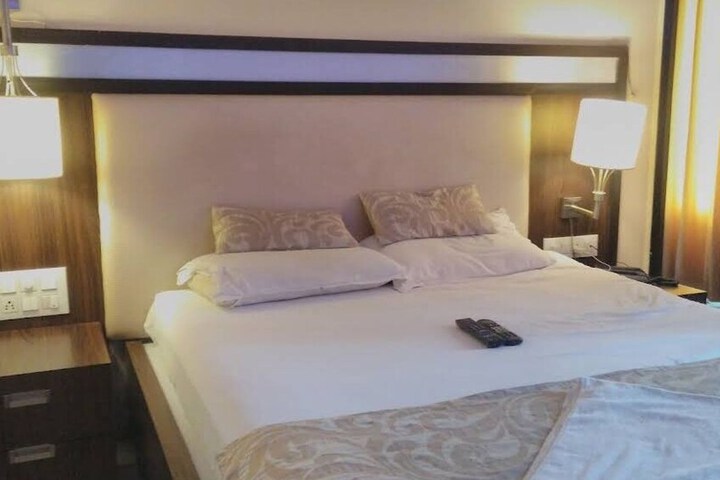 Room 10 of 12