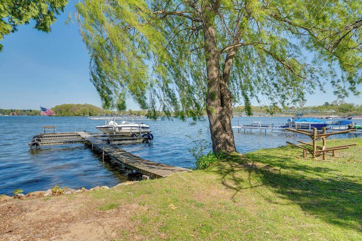 Charming Lake Ripley Cottage w / Water View!