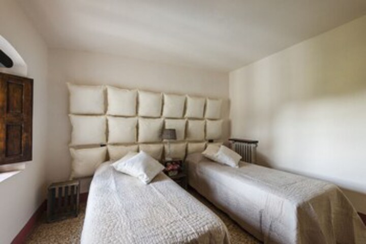 Room 6 of 27