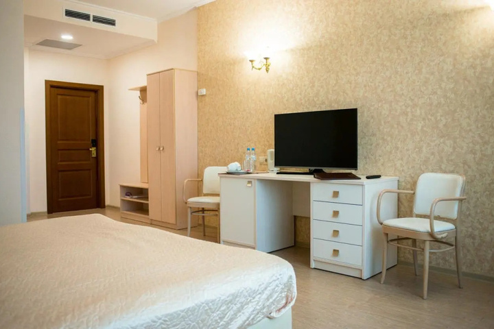 Room 6 of 8
