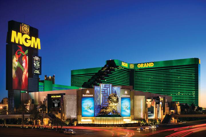 The 10 best hotels near Mandalay Bay Convention Center in Las Vegas, United  States of America