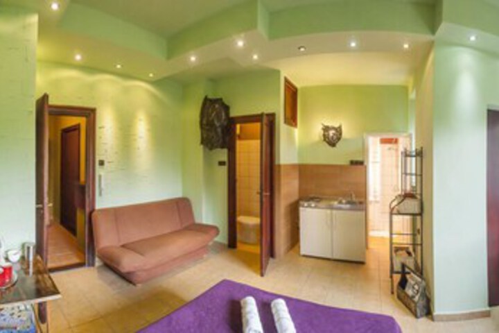 Room 5 of 9