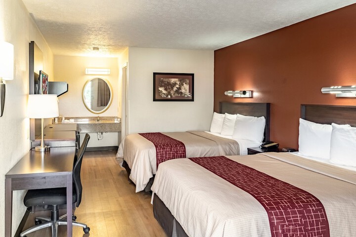 Deluxe Queen Bed (2 of 9)