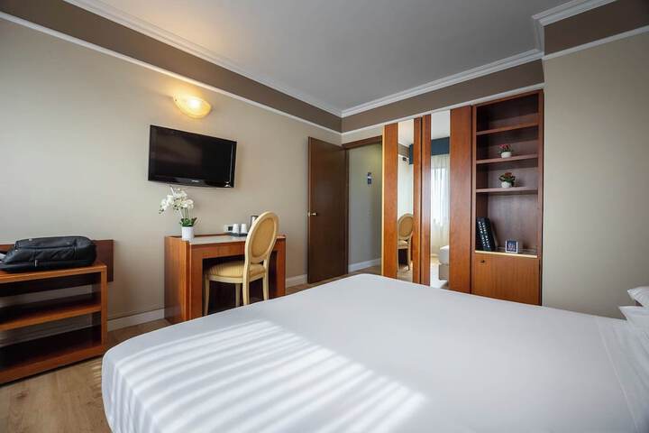 Room 10 of 42