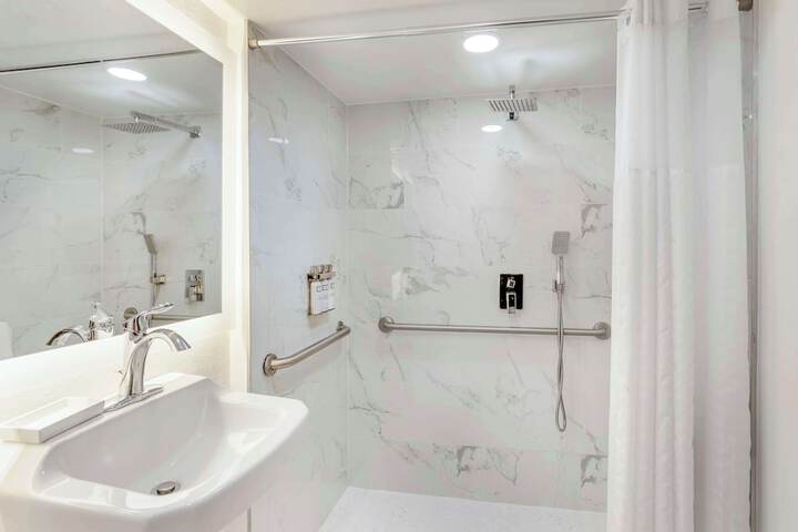 1 Queen Bed Full Kitchen (7 of 18)
