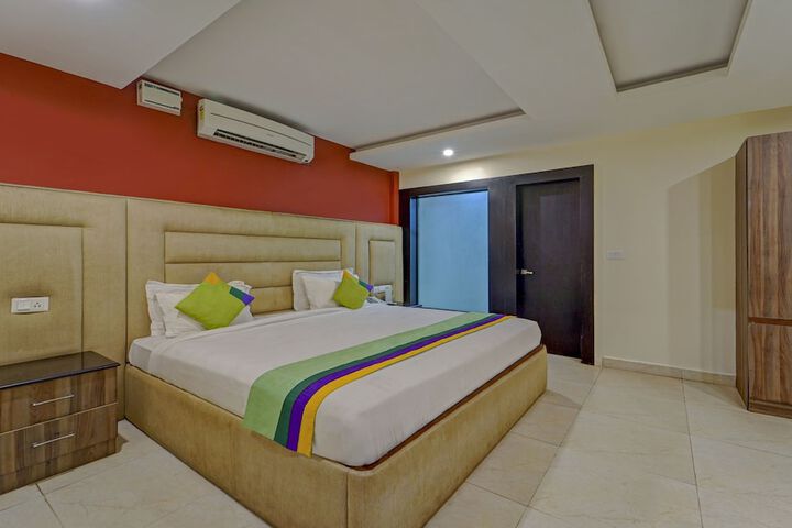 Room 12 of 32
